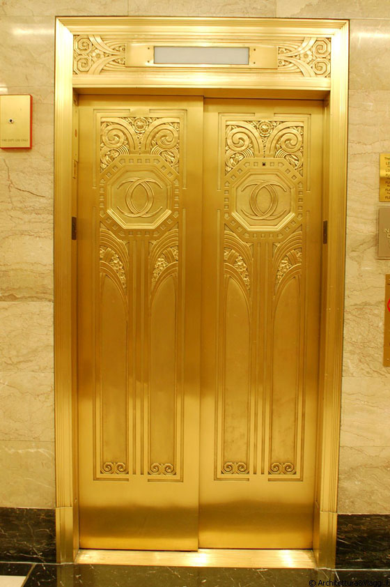 MICHIGAN AVENUE - Ricchezza dei dettagli per gli interni del Carbide and Carbon building - particolare delle porte dorate degli ascensori