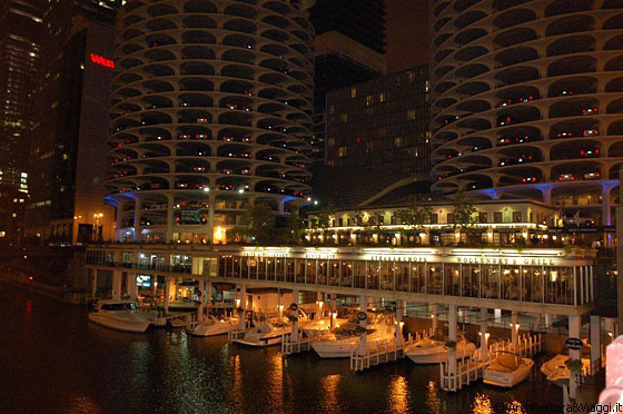 CHICAGO - Ceniamo al ristorante Smith & Wollensky, proprio sotto Marina City, con piacevole vista sul Chicago River