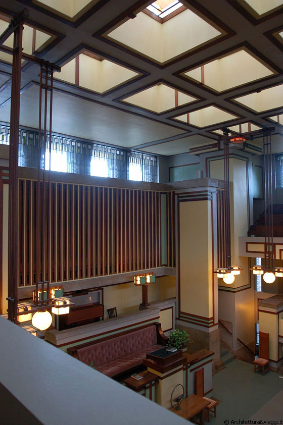 OAK PARK - ILLINOIS - Nel soffitto dell'Unity Temple si ritrova il quadrato a formare una tessitura di cassettoni profondi che si incrociano