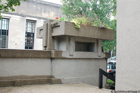 UNITY TEMPLE - Particolare delle fioriere del basamento esterno di accesso