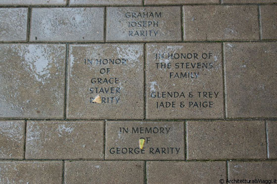 OAK PARK - ILLINOIS - Frank Lloyd Wright Home and Studio: nel patio della biglietteria un riconoscimento a tutti coloro che finanziano i restuari e le attività della fondazione Frank Lloyd Wright Preservation Trust
