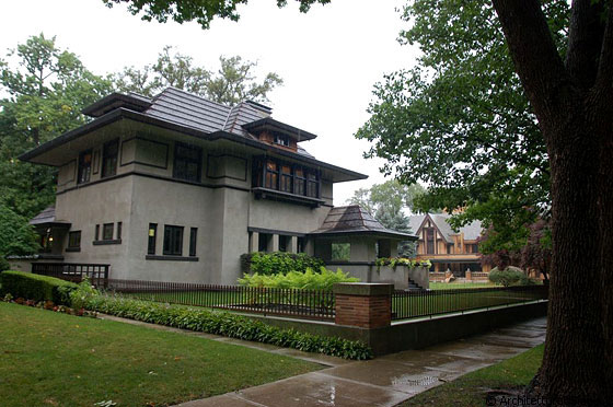 OAK PARK - Da Forest Avenue vista d'insieme sulla casa Edward R. Hills-DeCaro e più indietro sulla casa di Nathan G. Moore