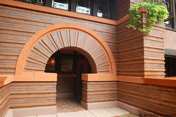 OAK PARK - Il grosso arco d'ingresso in posizione decentrata della Casa Arthur B. Heurtley e la muratura che alterna il mattone piatto con bande a rilievo