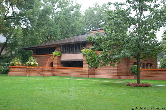 ARTHUR B. HEURTLEY HOUSE - Ha molte delle caratteristiche delle Prairie houses: camino centrale, un arco in mattoni e tetto in dolce pendenza