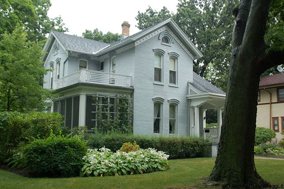 OAK PARK - Malgrado la pioggia girovaghiamo nel <em>Distretto storico</em> del sobborgo alla scoperta non solo delle Prairie houses ma anche delle residenze vittoriane