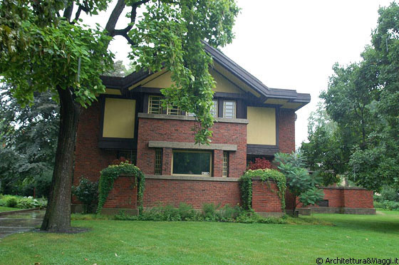 PETER A. BEACHY HOUSE - Massiccia ed imponente sembra ancorata al suolo questa casa del 1906