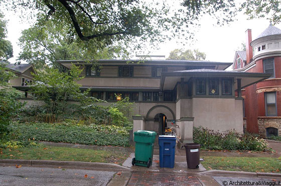 FRANK THOMAS HOUSE - L'alto basamento sembra proteggere la casa