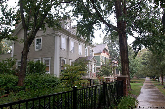 ILLINOIS - Oak Park nel 1888 era un sobborgo pieno di verde, proprio al limite della prateria, e questo aiutava Wright a lenire la nostalgia per la casa natale nel Wisconsin