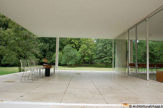 FARNSWORTH HOUSE - Lo spoglio portico di accesso alla casa, minimalista ed essenziale