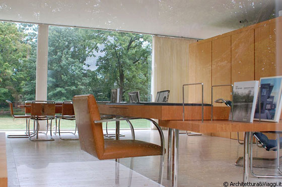 FARNSWORTH HOUSE - In primo piano, allo scrittoio, poltroncina BRNO