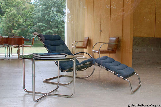 FARNSWORTH HOUSE - All'interno è vietato fotografare, ma la guida non ha avuto obiezioni facendo le fotografie dall'esterno verso l'interno della casa 
