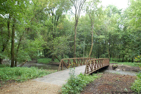 PLANO - ILLINOIS - Visitata casa Farnsworth, ripercorriamo il parco e, attraversato questo ponticello sul torrente, ritorniamo al centro visitatori 
