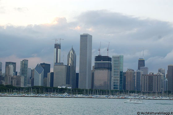 MUSEUM CAMPUS - Dal viale Solidarity Dr che condice all'Adler Planetarium, vista su Chicago