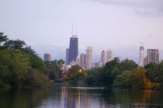 LINCOLN PARK - Vista notturna sul John Hancock Center dal North Pond, uno dei laghi del parco