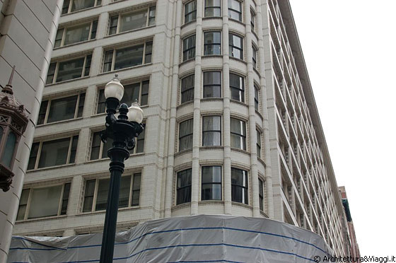 CHICAGO - Carson Pirie Scott & Co. - Louis Sullivan (1899-1904), D. H. Burnham & Co. (1906), Holabird & Root (1961) - 1 South State Street