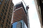 MIDTOWN MANHATTAN. Riflessi su un grattacielo in costruzione