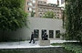 MoMA. Giardino delle sculture: in primo piano, vicino allo specchio d'acqua The Mediterranean (1902-05), di Aristide Maillol