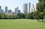 CENTRAL PARK SOUTH. Il posto ideale per rilassarsi o per camminare a piedi nudi nel parco è Sheep Meadow, il grande prato su cui si affacciano i lussuosi grattacieli di Midtown