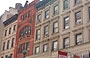 NEW YORK CITY. Guardate all'insù, non solo i grattcieli patinati di vetro e acciaio ma anche edifici in pietra e muratura dagli stili tradizionali