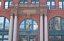 SOHO. Il Puck Building con la statua dorata di Puck, posta all'ingresso