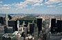 TOP OF THE ROCK. Dal Rockefeller Center si riconoscono molti noti edifici e grattacieli: di fronte a Central Park, spostato a destra, si distingue Solow Building in acciaio, marmo e vetro nero 