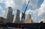 LOWER MANHATTAN. Sullo sfondo di Ground Zero, svettano le torri del World Financial Center (arch. Cesar Pelli & Associates, 1985/88) e più a destra il Barclay-Vesey Building