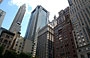 LOWER MANHATTAN. L'edificio al centro dell'immagine è 60 Wall Street (J.P. Morgan Headquarters) - arch. Kevin Roche, John Dinkeloo & Associates, 1989