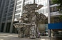 LOWER MANHATTAN. Group of Four Trees (Jean Dubuffet) di fronte al Chase Manhattan Plaza, un fumetto nella foresta architettonica del canyon di Wall Street