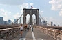 LOWER MANHATTAN. Ponte di Brooklyn: i percorsi pedonali e ciclabili sopraelevati separati dal traffico veicolare