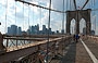 LOWER MANHATTAN. Attraversiamo a piedi il Ponte di Brooklyn in direzione Manhattan: da qui si può ammirare una splendida veduta panoramica su Lower Manhattan