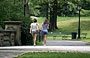 CENTRAL PARK. Giovani studentesse in vacanza passeggiano e parlano con il loro caffè americano