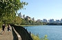 CENTRAL PARK. Il percorso di jogging lungo 1,58 miglia creato intorno a Jacqueline Kennedy Onassis Reservoir, in estate è un passatempo popolare di New York