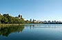 CENTRAL PARK. La vista sud est dei grattacieli che si riflettono nel grande specchio d'acqua intitolato a Jacqueline