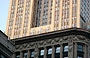 MANHATTAN. Contrasti tra stili: l'art déco dell'Empire State Building e il neoclassicismo dell'edificio più in basso