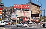 CHINATOWN. Mahayana Buddhist Temple nella trafficata Canal Street, all'altezza di Manhattan Bridge Plaza