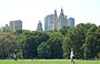 NEW YORK CITY. Ok guardiamo il softball, ma alzando gli occhi oltre il bel verde di Central Park ammiriamo i grattacieli di Manhattan e soprattutto il lussuoso San Remo Apartments