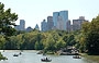 MANHATTAN. Un rilassante giro in barca nel lago di Central Park sullo sfondo di uno skyline mozzafiato