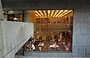 WHITNEY MUSEUM OF AMERICAN ART. Il doppio volume tra piano terra con reception e piano interrato con shop e cafetteria e la passerella pedonale di accesso