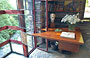 FALLINGWATER. Camera-studio al piano secondo: i battenti aperti della finestra ruotano in un quarto di cerchio all'interno del taglio della scrivania
