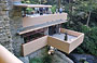 FALLINGWATER. Dalla terrazza ovest si vedono la terrazza del soggiorno e la terrazza della camera principale al piano superiore 