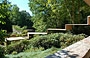 FALLINGWATER. Un percorso coperto, a semicerchio, collega la casa principale alla casa per gli ospiti, situata più in alto sulla collina