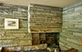 FALLINGWATER. L'angolo del camino nell'alloggio per gli ospiti è formato da ampie pietre, molte delle quali striate