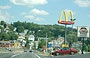 VERSO LO STATO DI NEW YORK. Il simbolo di Mc Donald domina l'incrocio di questo paesetto della Pennsylvania