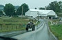 OHIO. Dalla nostra auto osserviamo il paesaggio e l'ambiente circostante - qui incontriamo un amish a bordo di un trattore
