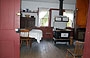 AMISH COUNTRY. La vecchia abitazione di Yoder's Amish Home: la cucina con la vecchia stufa a legna centrale