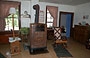 OHIO. Il soggiorno della nuova abitazione amish dell'azienda Yoder's Amish Home, rispetta rigorosamente la tardizione con la stufa al centro della stanza