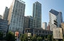 CHICAGO. Da Millennium Park, dietro il Chicago Cultural Center, vista su The Heritage at Millennium Park e più a sinistra l'inconfondibile punta di diamante dello Smurfit-Stone Building