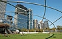 CHICAGO. Dal grande prato con posti a sedere per concerti di fronte al Jay Pritzker Pavilion vista sugli eleganti edifici circostanti