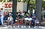 CHICAGO . A Grant Park una famiglia afro americana attende all'ombra l'inizio dei concerti di jazz della giornata di sabato