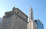 CHICAGO RIVER. Al centro dell'immagine, dopo il London Guarantee Building, spicca la Mather Tower e più avanti l'Executive Plaza (Hotel 71)